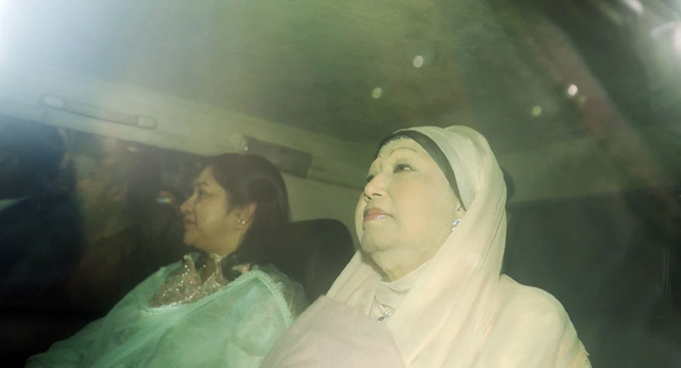 বিমানবন্দরে খালেদা জিয়া